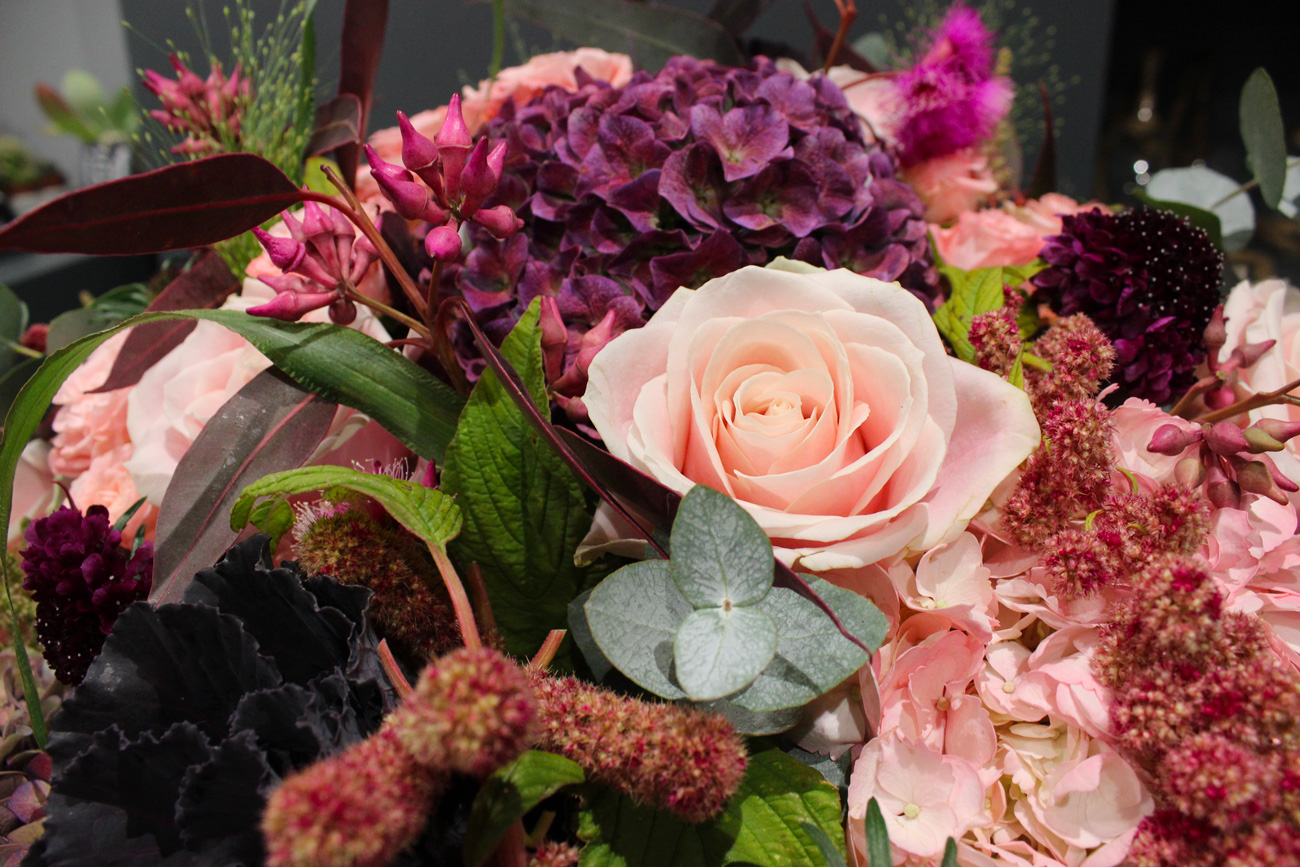 panier garni d’hortensias grenat, roses rose pale, fruits d’eucalyptus, amarante